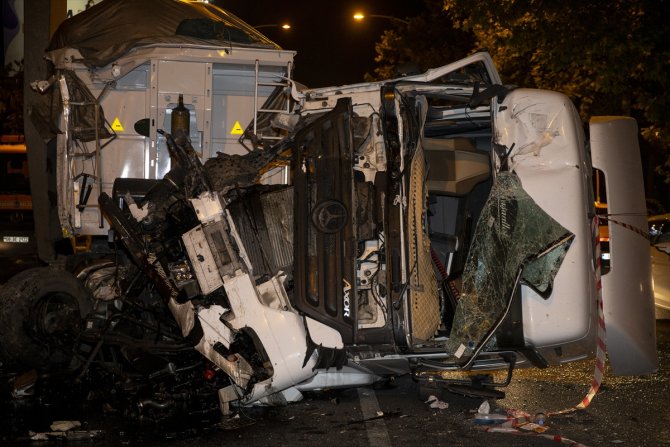 Başkent'te kamyon direğe çarptı: 1 yaralı