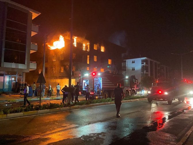 4 katlı apartmanda yangın çıktı