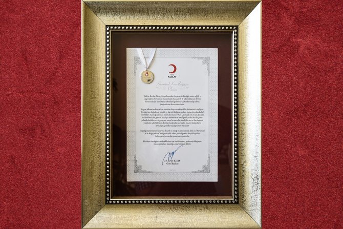 Konya İnsan Mektebi kapsamındaki rekor kan bağışına, ilk ödül Kızılay'dan