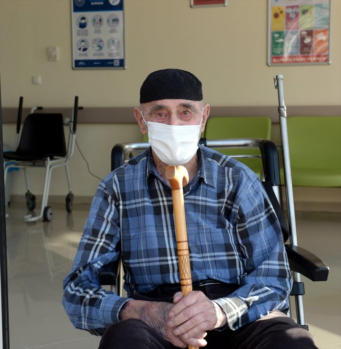 90 yaşındaki baba ve 70 yaşındaki oğlu koronavirüsü yendi
