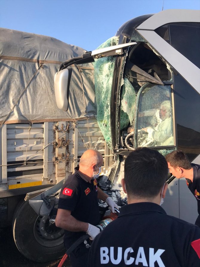 Burdur'da yolcu otobüsü park halindeki tıra çaptı: 1 ölü, 6 yaralı