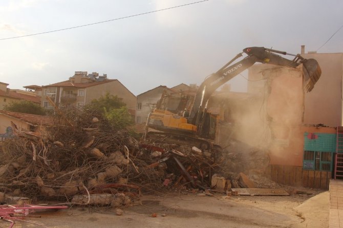 Deprem riski taşıyan okul binasının yıkımına başlandı