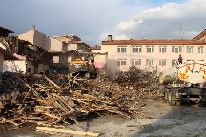 Deprem riski taşıyan okul binasının yıkımına başlandı