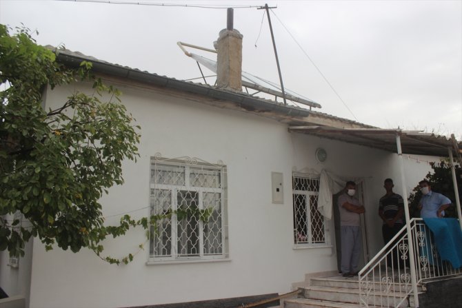 Konya'da yıldırım düşen evin çatısında yangın çıktı