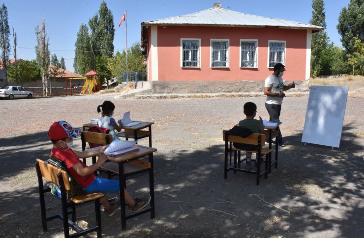 Özlediği öğrencilerine yüz yüze ders vermek için okul bahçesini sınıfa dönüştürdü