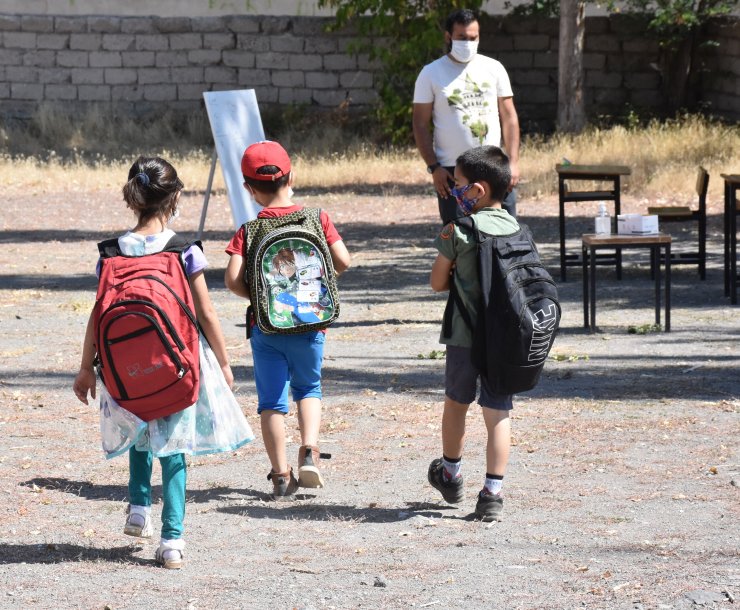 Özlediği öğrencilerine yüz yüze ders vermek için okul bahçesini sınıfa dönüştürdü