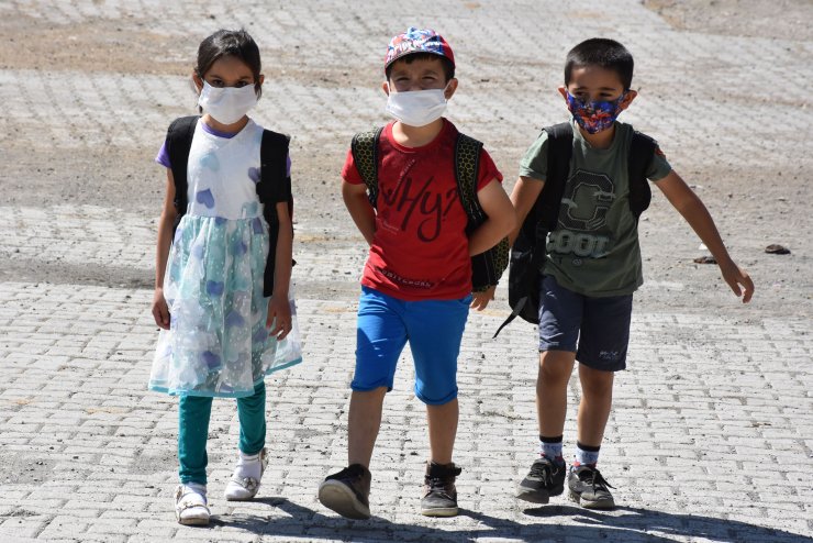 Özlediği öğrencilerine yüz yüze ders vermek için okul bahçesini sınıfa dönüştürdü