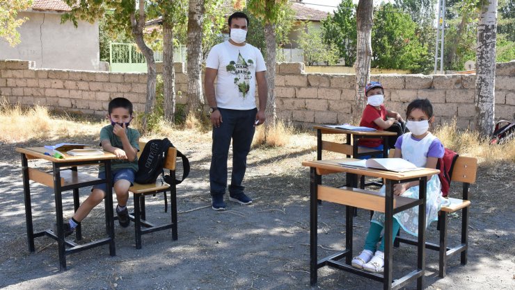 Özlediği öğrencilerine yüz yüze ders vermek için okul bahçesini sınıfa dönüştürdü