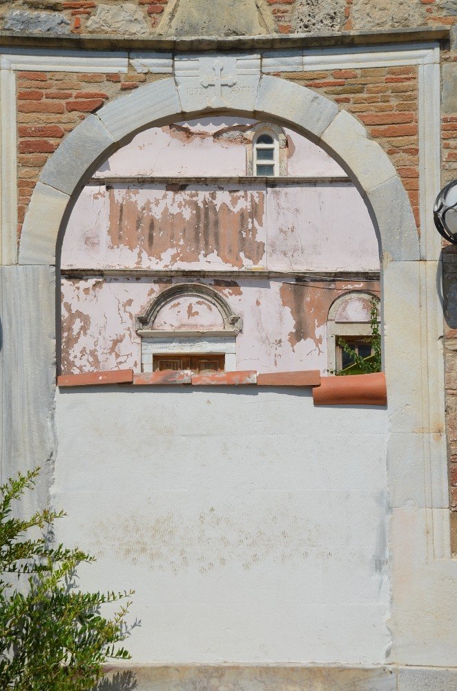 Giriş kapıları duvarla örülen 130 yıllık kilise için harekete geçildi