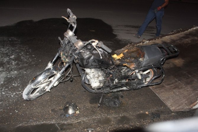 Polislere kızıp motosikletini ateşe verdi