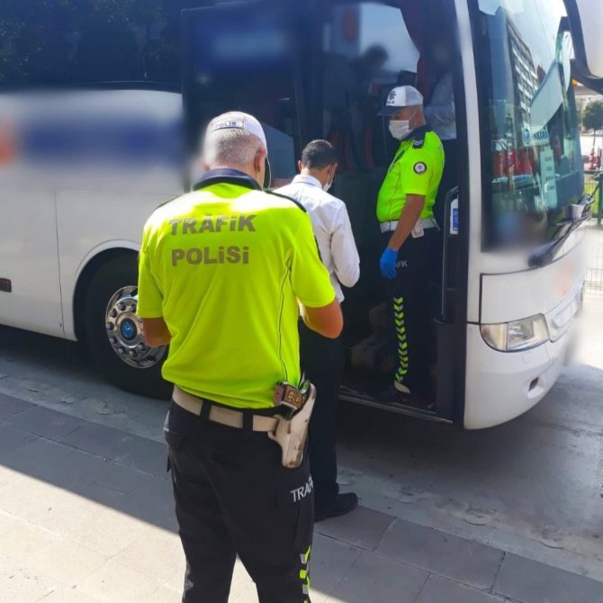 Konya’da trafik denetimleri: 620 sürücüye 270 bin 182 TL ceza