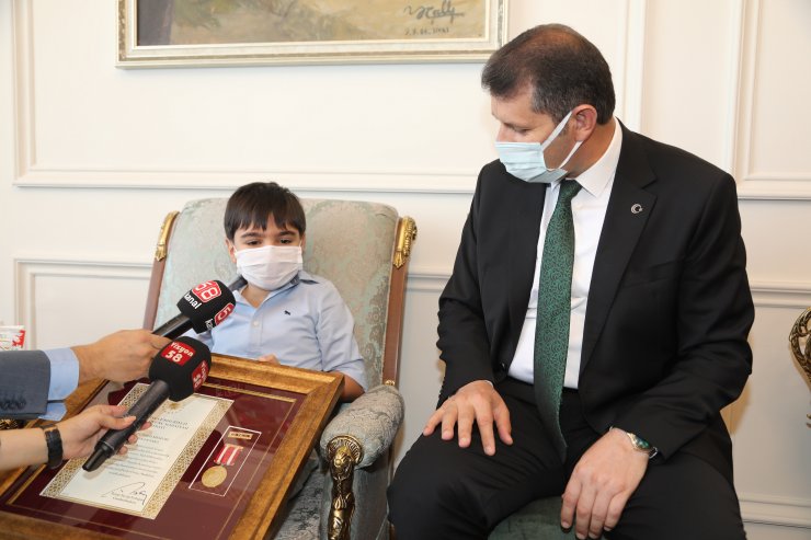 Şehit polisin madalyasını 9 yaşındaki oğlu Yusuf aldı