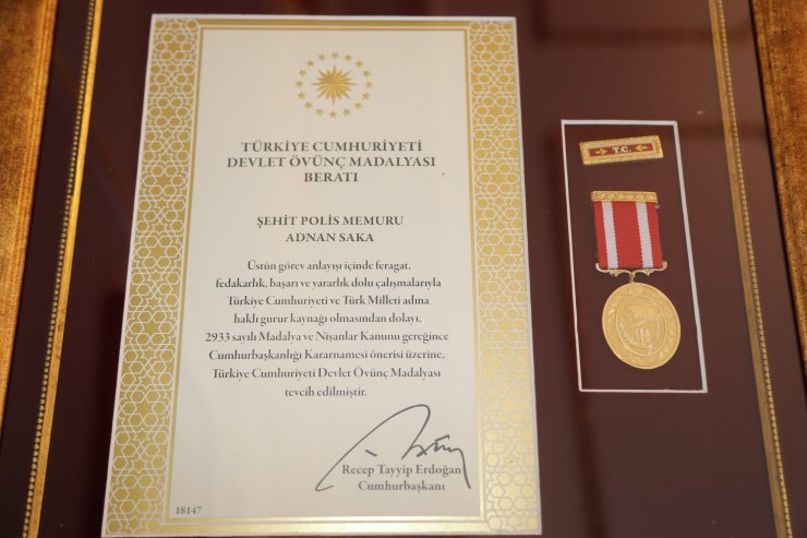Şehit polisin madalyasını 9 yaşındaki oğlu Yusuf aldı