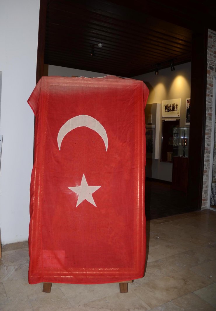 100 yıllık Türk Bayrağı vatana döndü