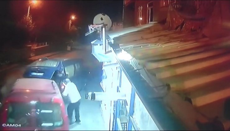 Hafif ticari araç sürücüsünün iki kişiye çarpıp kaçtığı anlar kamerada