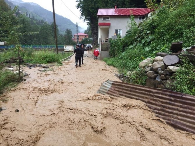 Rize&#39;de şiddetli yağış sele neden oldu