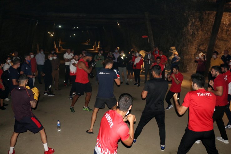Türkiye ve İngiliz boks milli takımları, tuz mağarasında antrenman yaptı