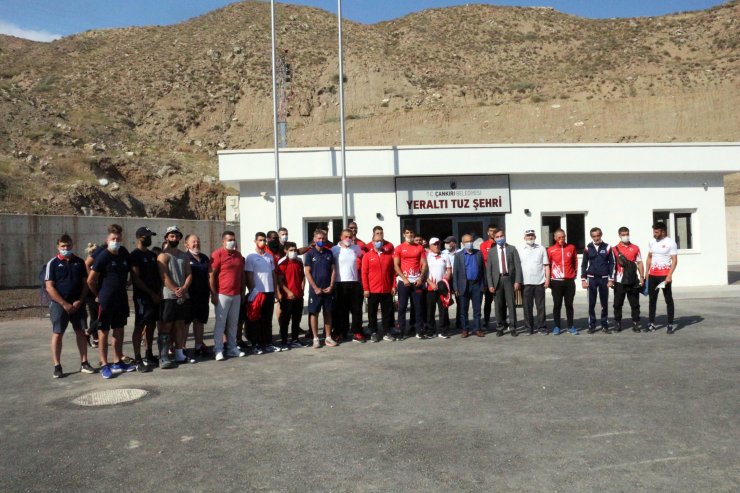 Türkiye ve İngiliz boks milli takımları, tuz mağarasında antrenman yaptı