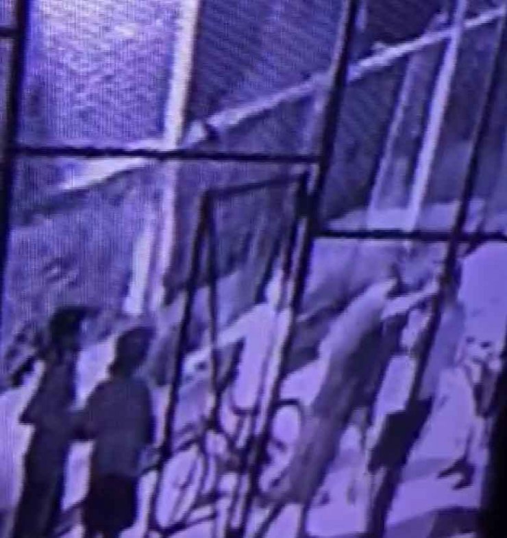 Konya'da flaş olay! Boğazından tutup tellere fırlattığı genci daha sonra tekme tokat dövdü