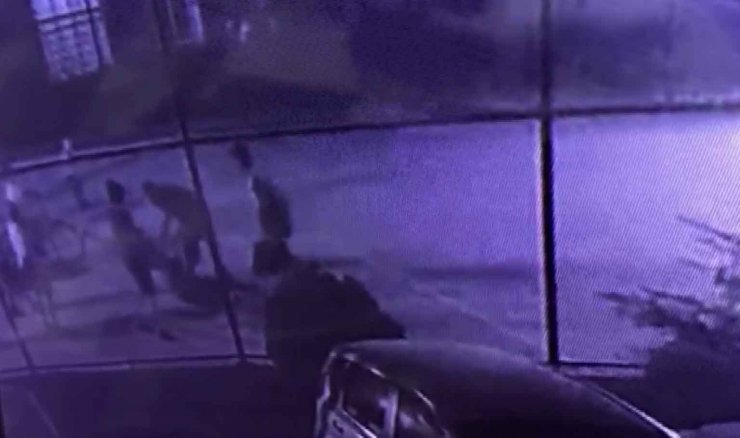 Konya'da flaş olay! Boğazından tutup tellere fırlattığı genci daha sonra tekme tokat dövdü