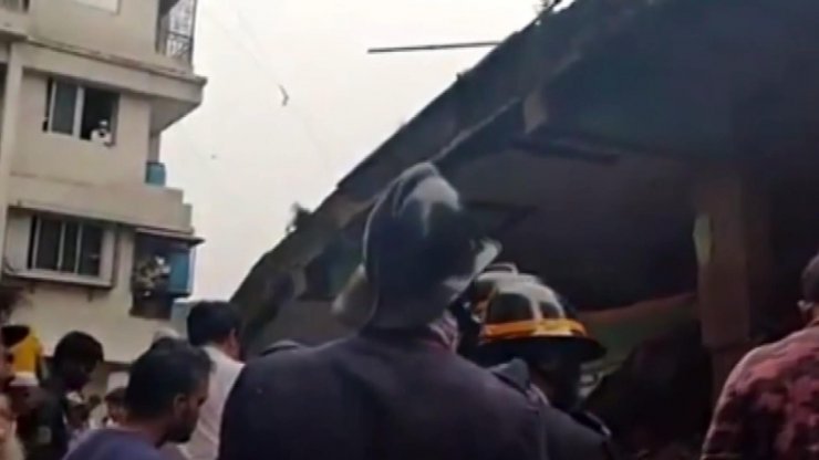 Hindistan’da 3 katlı bina çöktü: 10 ölü