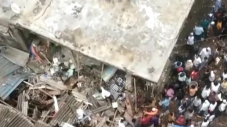 Hindistan’da 3 katlı bina çöktü: 10 ölü