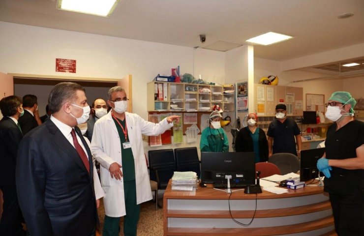Bakan Koca, saldırı girişimine uğrayan sağlık çalışanlarını ziyaret etti 