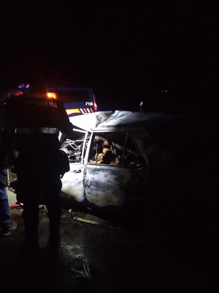 TIR'a çarpan otomobil, yandı: 3 ölü