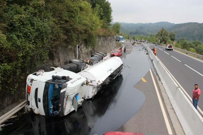 Bolu Dağı yolunda otomobile çarpan tanker devrildi yolu zift kapladı