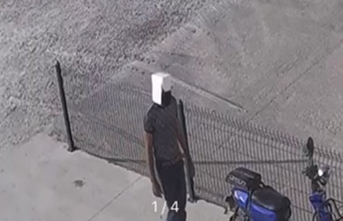 Hırsız kafasına geçirdiği kartonla motosikleti böyle çaldı
