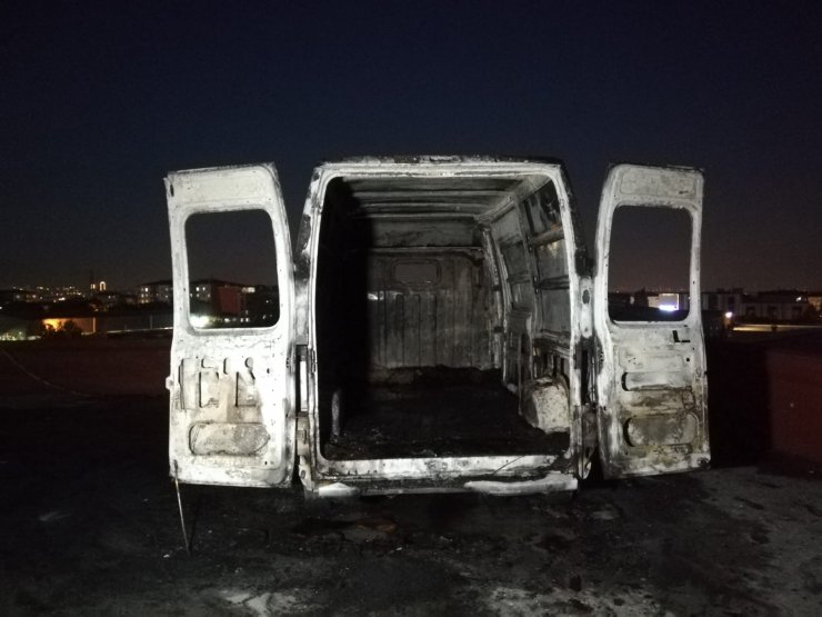 Otoparktaki kamyonet alev alev yandı