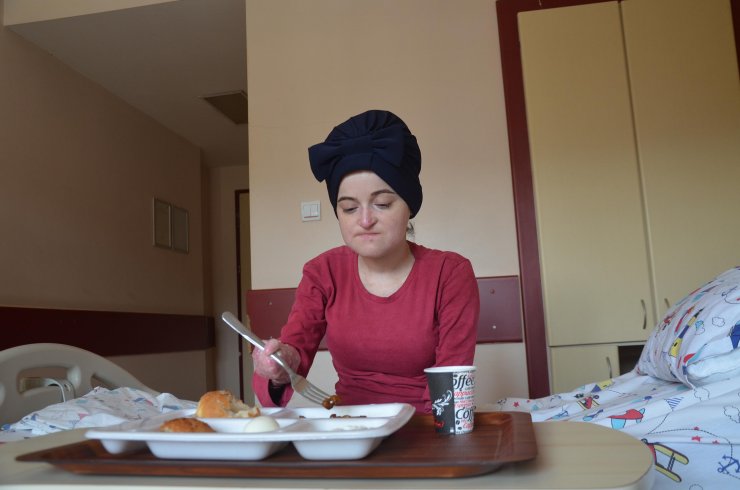 Doğuştan kelebek hastası olan Semra, 27 yıl sonra ilk kez et yiyebildi