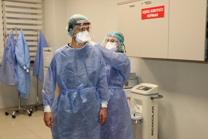 Kovid-19'u yenen doktor çift hastalarına hem hasta hem doktor gözüyle şifa arıyor