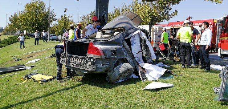 Feci kaza; otomobil içinde sıkışan sürücü hayatını kaybetti