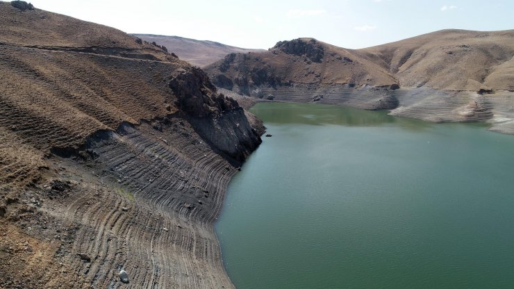 Baraj gölünün su seviyesi 10 metreye düştü, vatandaşlar endişeli