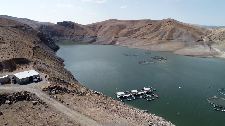 Baraj gölünün su seviyesi 10 metreye düştü, vatandaşlar endişeli