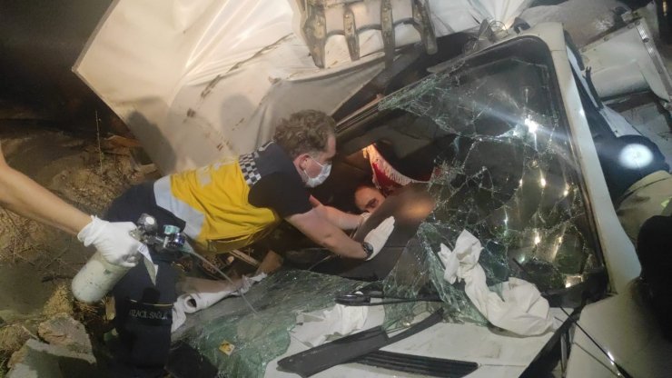 Bursa'da, şarampole devrilen kamyonetteki 2 kişi yaralandı