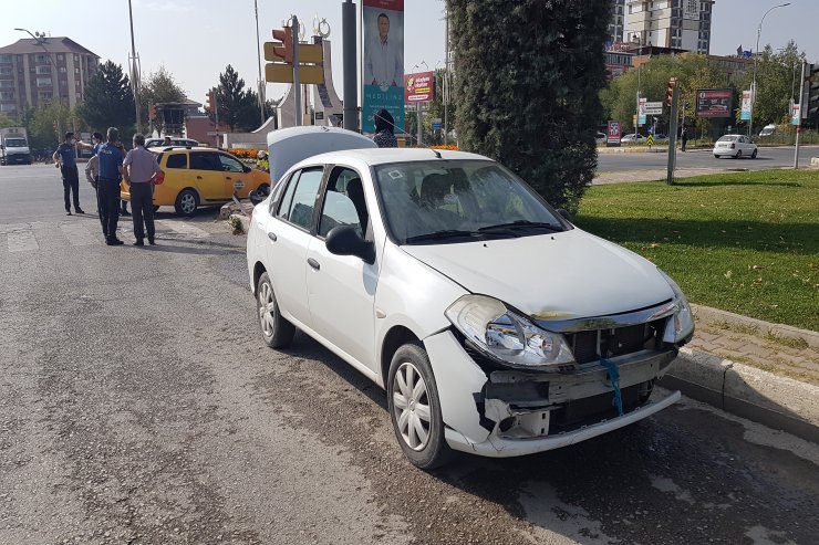 Elazığ'da otomobil, taksiye çarptı: 2 yaralı