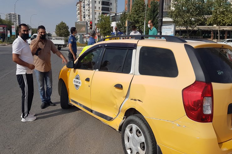 Elazığ'da otomobil, taksiye çarptı: 2 yaralı