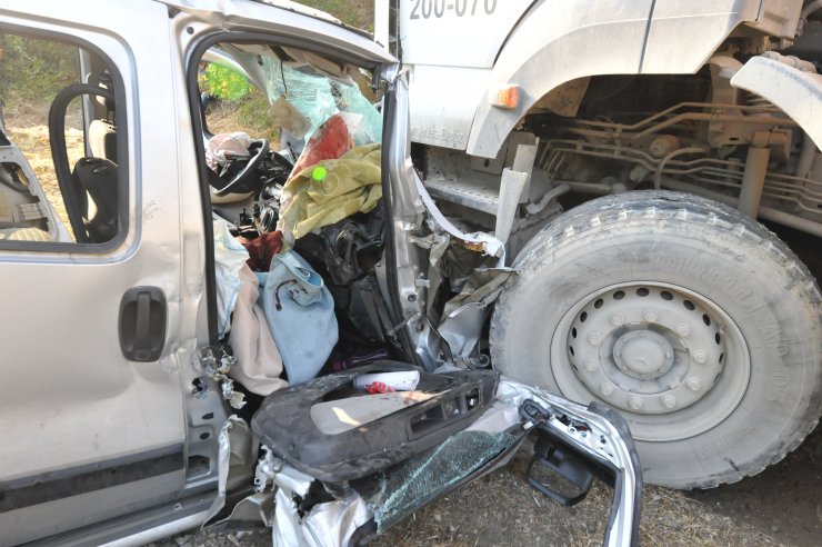 Hafif ticari aracın kamyona çarptığı kazada 1 kişi öldü, 3 kişi yaralandı