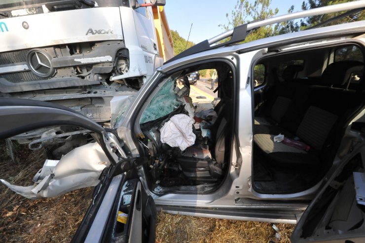 Hafif ticari aracın kamyona çarptığı kazada 1 kişi öldü, 3 kişi yaralandı