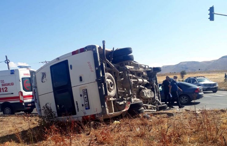 Kayseri'de minibüs ile kamyon çarpıştı: 8 yaralı