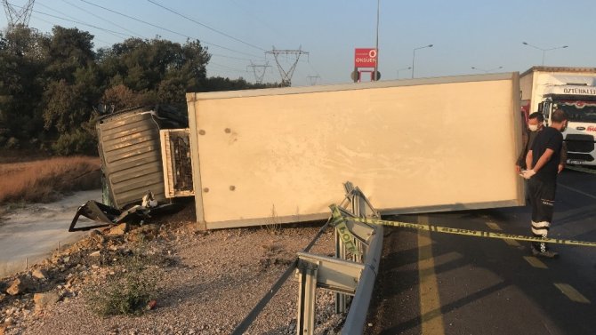 Kontrolden çıkan kamyon 100 metre sürüklenip bariyerlere çarptı: 1 ölü