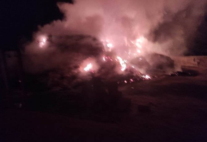 Konya'da evin bahçesindeki 5 bin saman balyası yandı