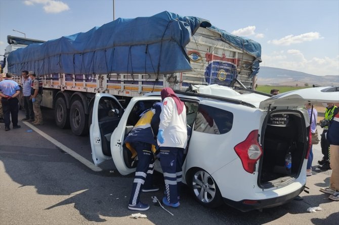 Gaziantep'te tıra çarpan araçtaki 3 kişi öldü, 2 kişi yaralandı