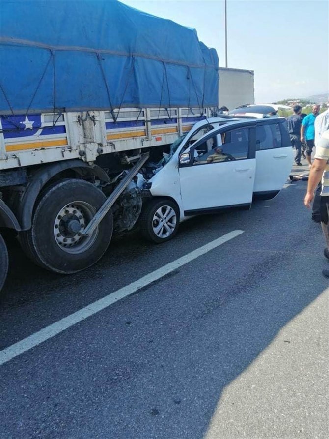 Gaziantep'te tıra çarpan araçtaki 3 kişi öldü, 2 kişi yaralandı