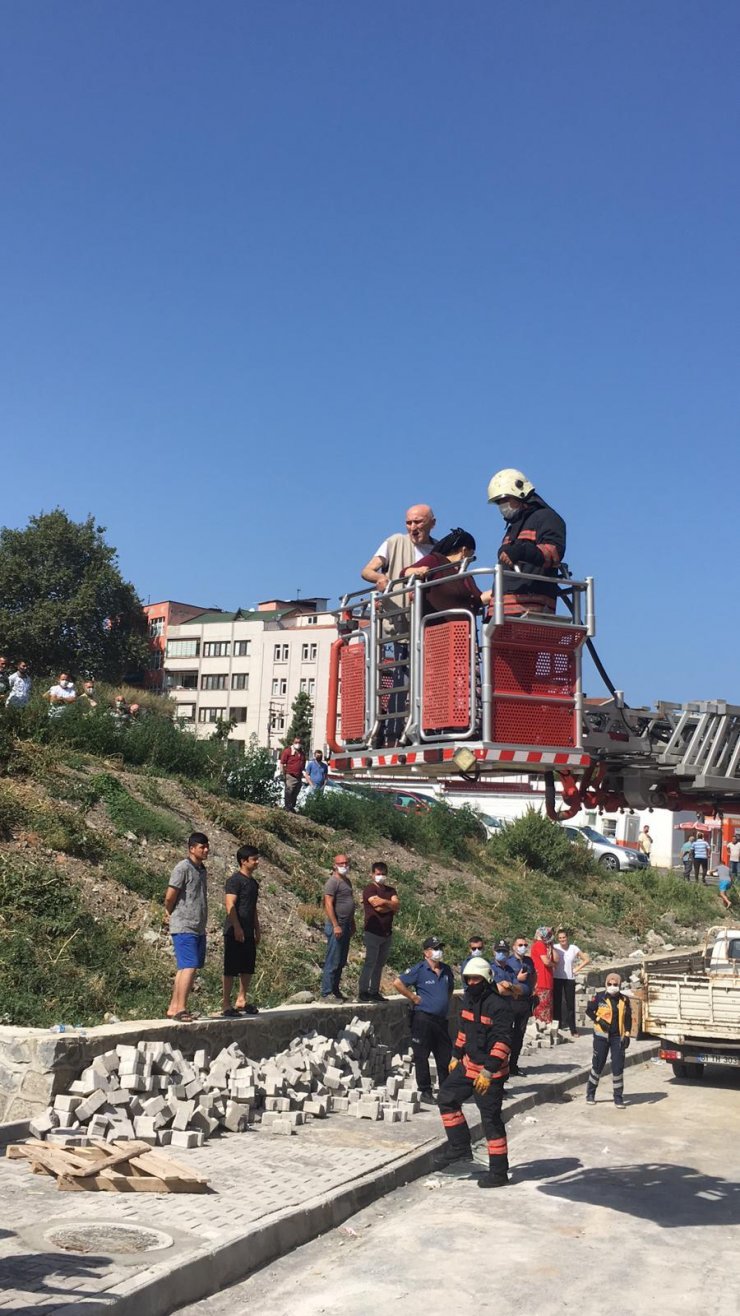 4 katlı binadaki yangında mahsur kalanlar itfaiye merdiveniyle kurtarıldı