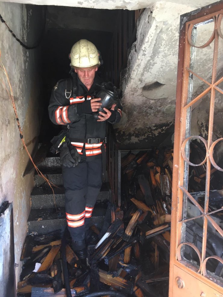 4 katlı binadaki yangında mahsur kalanlar itfaiye merdiveniyle kurtarıldı