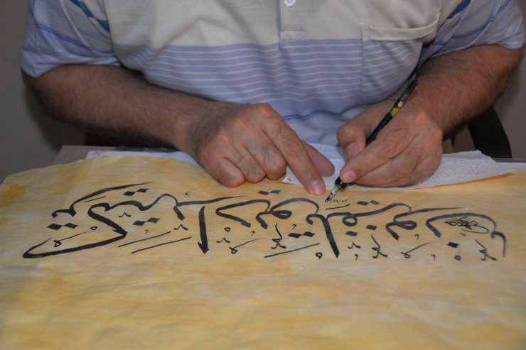 40 yıllık Türkmen hattat, sanatını Mersin'de sürdürüyor