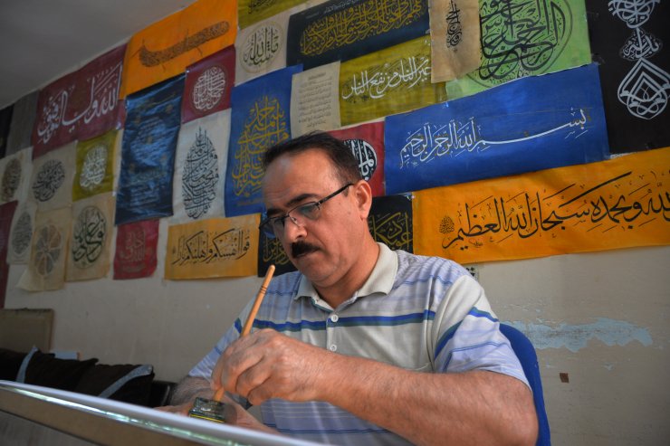 40 yıllık Türkmen hattat, sanatını Mersin'de sürdürüyor